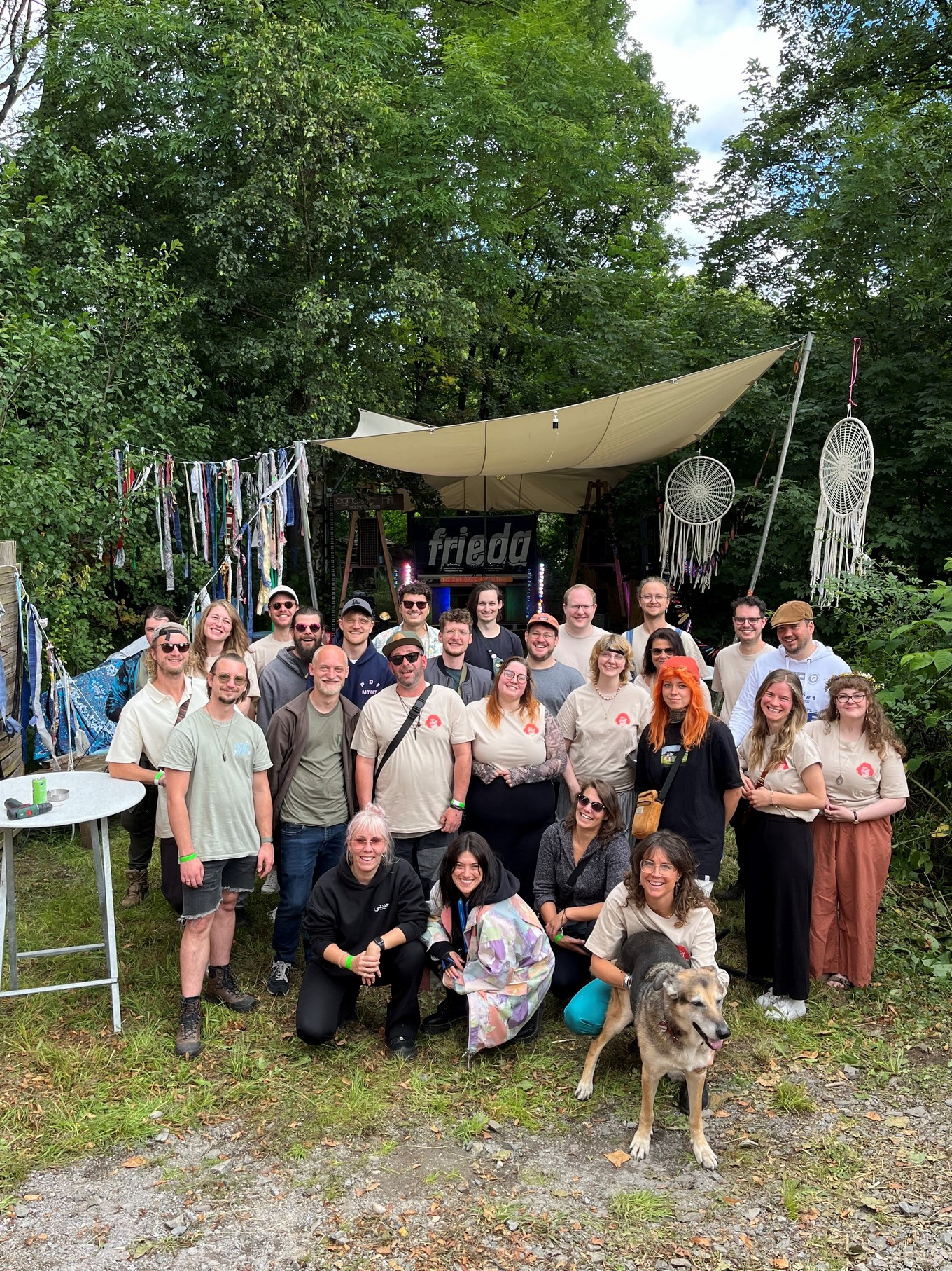 KÜHNTEC unterstützt den Frieda e.V. in Lüdenscheid mit neuen Team-Shirts